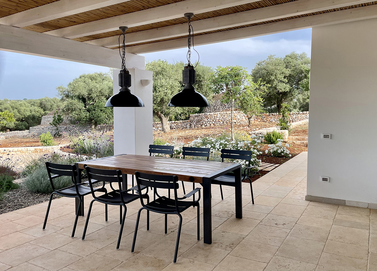 large patio to enjoy meals with friends in Ostuni